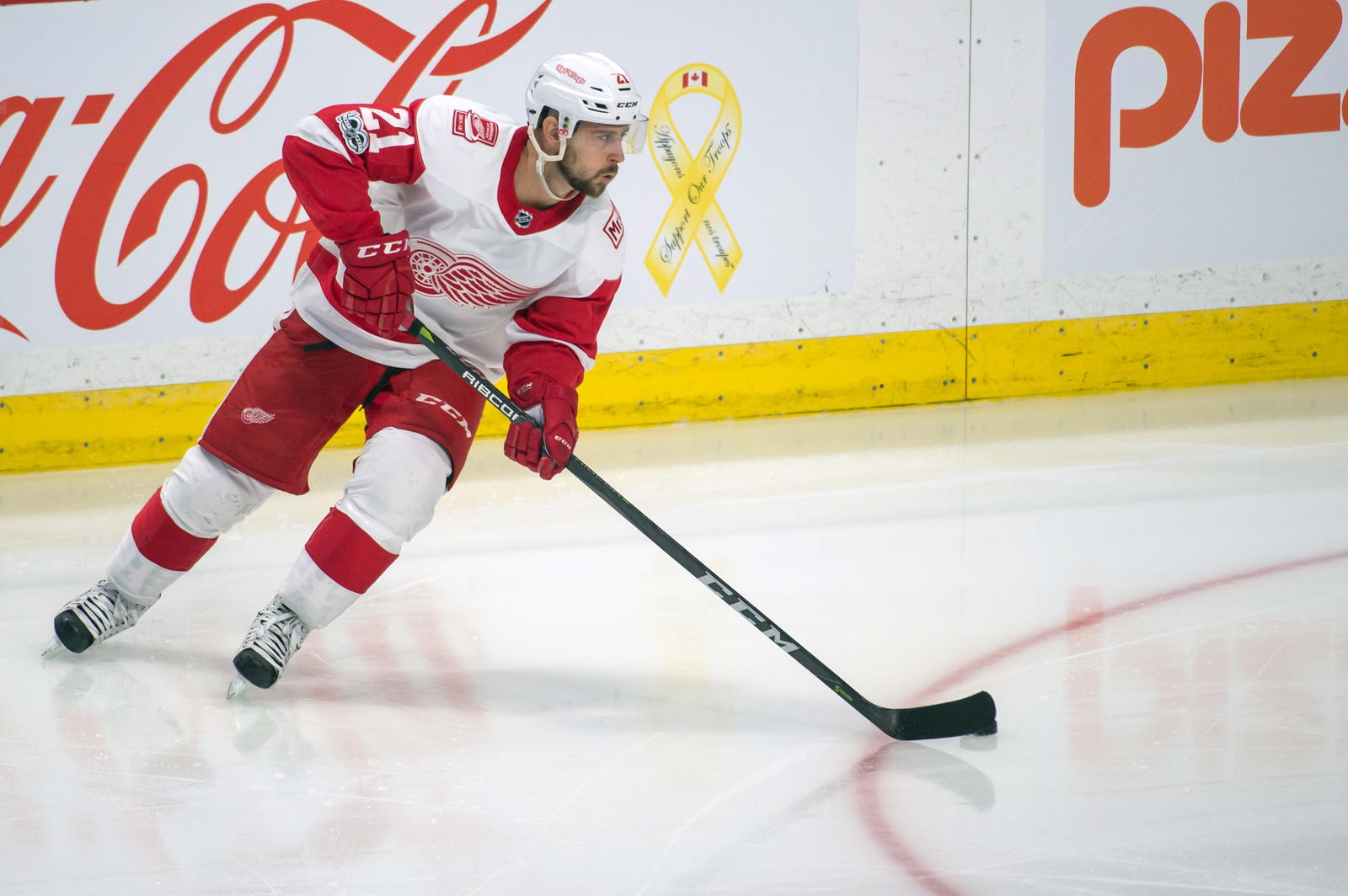 Nov 2, 2017; Ottawa, Ontario, CAN; Detroit Red Wings left wing Tomas Tatar (21) skates with the puck in the third period against the Ottawa Senators at Canadian Tire Centre. Mandatory Credit: (Marc DesRosiers, Imagn Images)