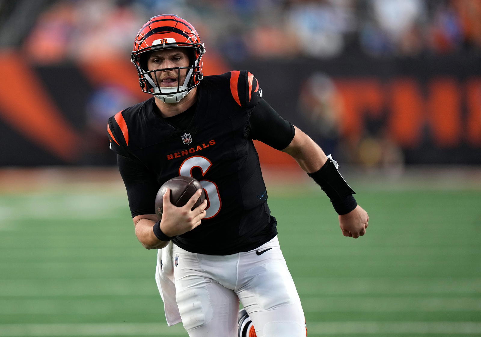 Cincinnati Bengals quarterback Jake Browning (6) runs the ball against the Detroit Lions in the 4th quarter at Paycor Stadium on October 5, 2025. The Bengals lost 37-24.