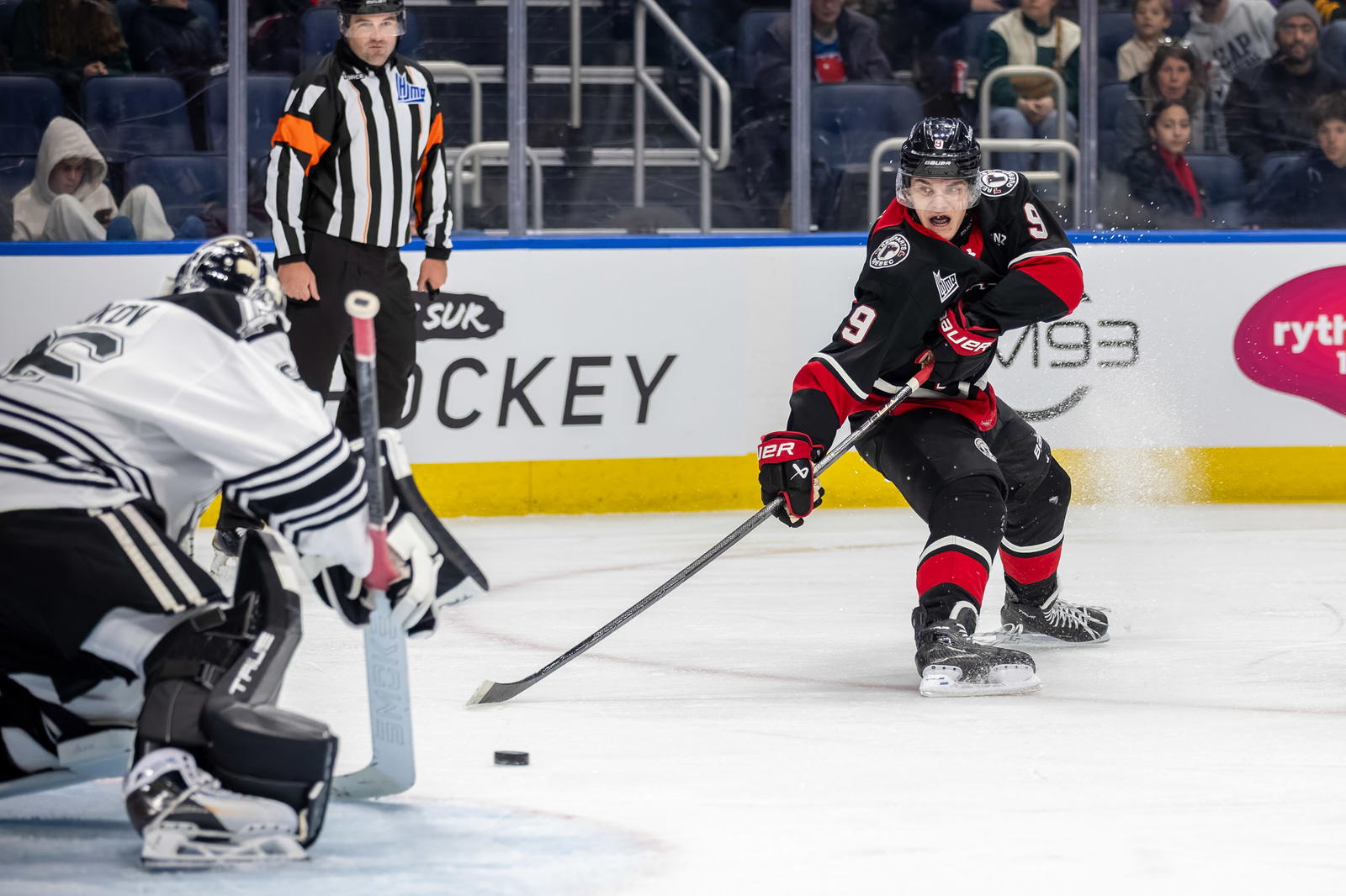 Remparts forward Xavier Lebel fights for a loose puck in front of Armada goaltender Arseni Radkov. (Photo: Jonathan Roy)