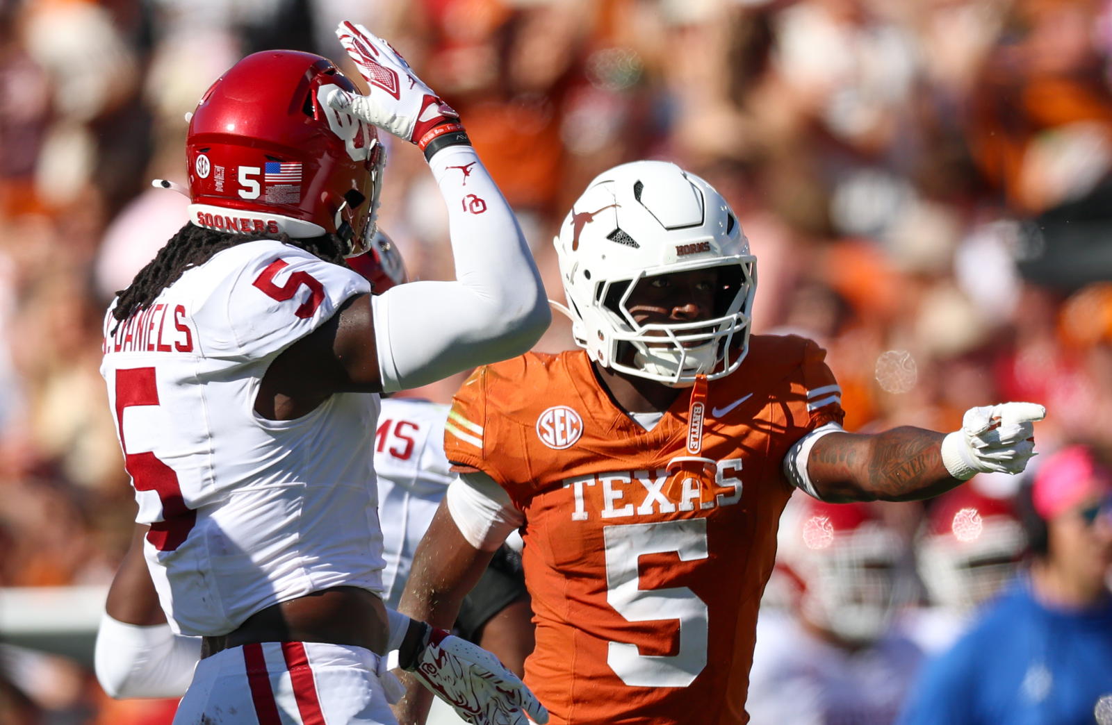 Texas Longhorns running back Quintrevion Wisner (5) reacts in front of Oklahoma Sooners linebacker Kendal Daniels (5) during the game at the Cotton Bowl. <br>Kevin Jairaj-Imagn Images