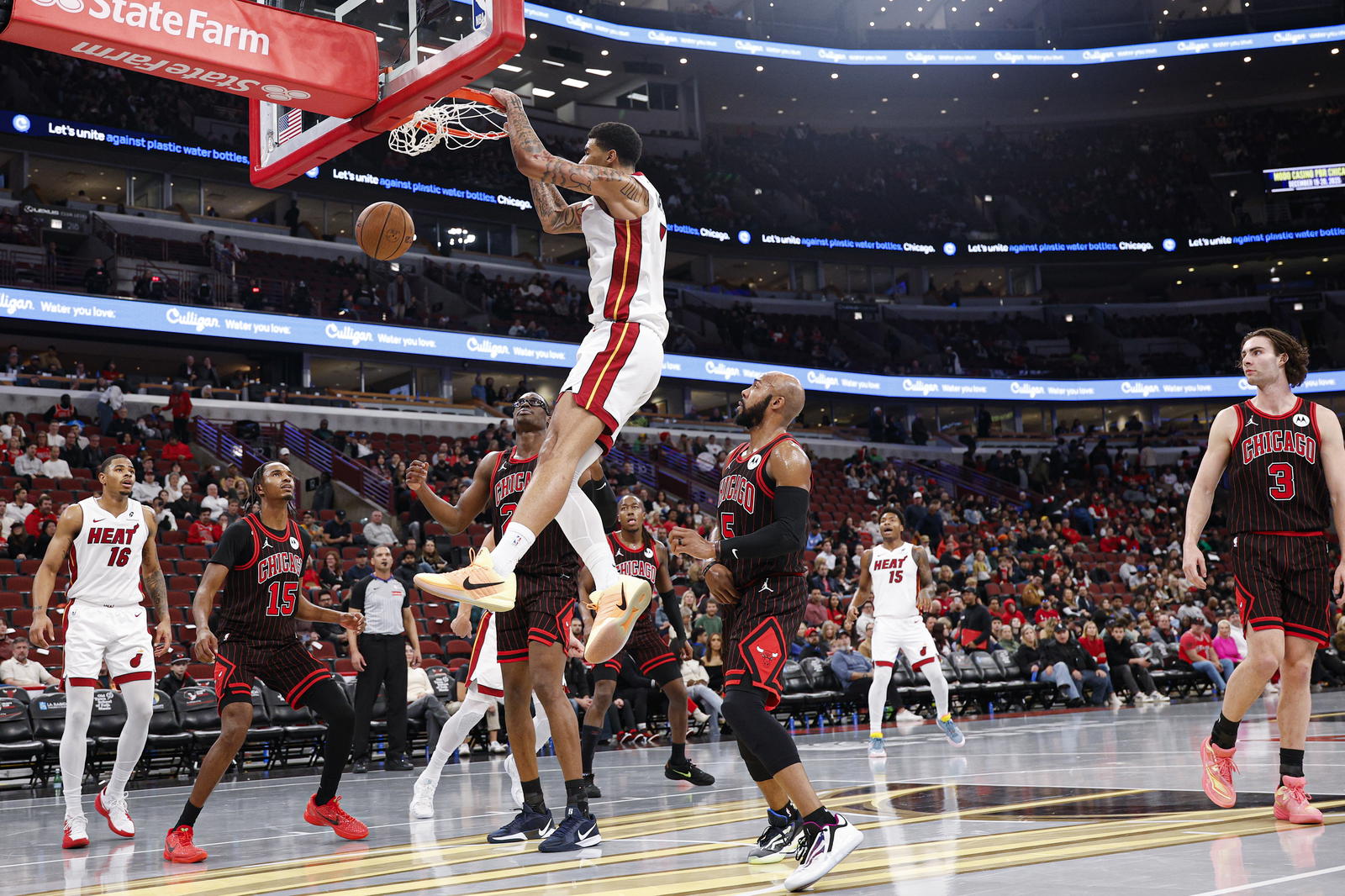 Nov 21, 2025; Chicago, Illinois, USA; Miami Heat center Kel'el Ware (7) scores against the Chicago Bulls during the second half at United Center. Mandatory Credit: Kamil Krzaczynski-Imagn Images