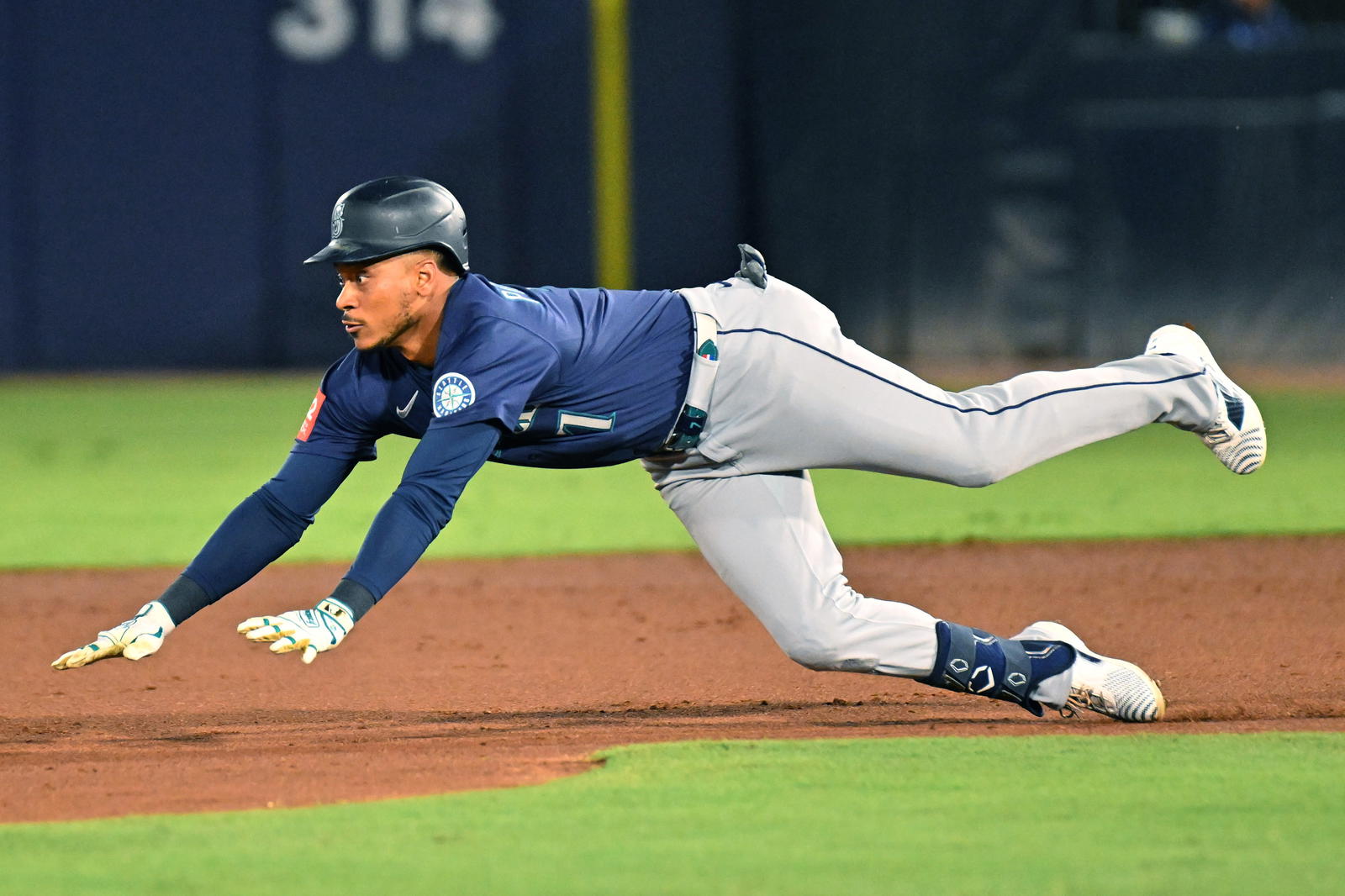 Seattle Mariners second baseman Jorge Polanco (7) dives in the second inning against the Tampa Bay Rays at George M. Steinbrenner Field. Jonathan Dyer-Imagn Images