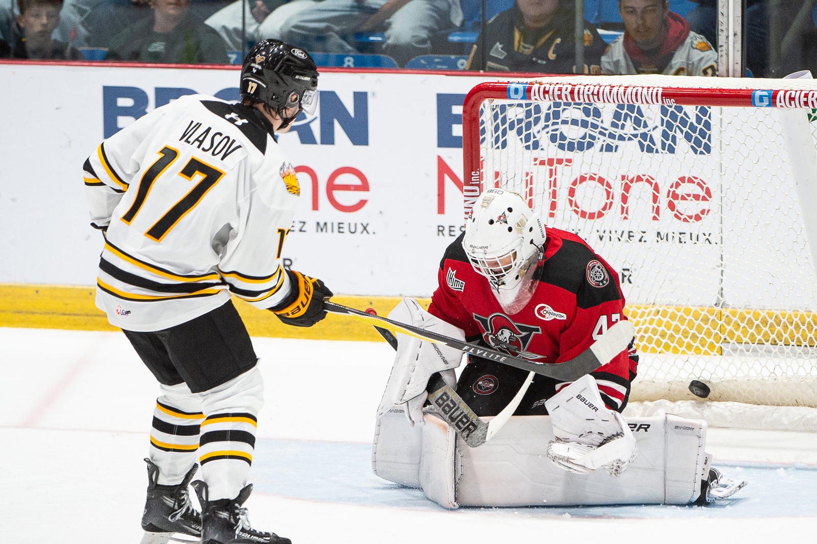 Tigres import forward and 2026 NHL draft eligible forward Alexei Vlasov scores the shootout winner past Voltigeurs goalie Dayton Kitchener. (Photo: Ghyslain Bergeron)