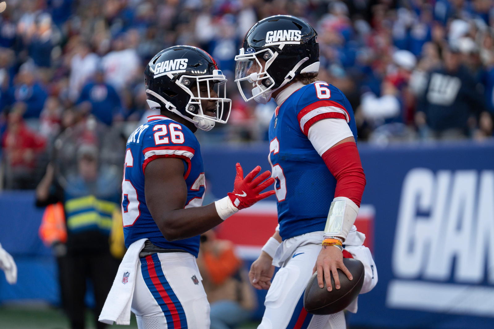 New York Giants quarterback Jaxson Dart with running back Devin Singletary. Credit:&nbsp;Julian Leshay Guadalupe/NorthJersey.com / USA TODAY NETWORK via Imagn Images.