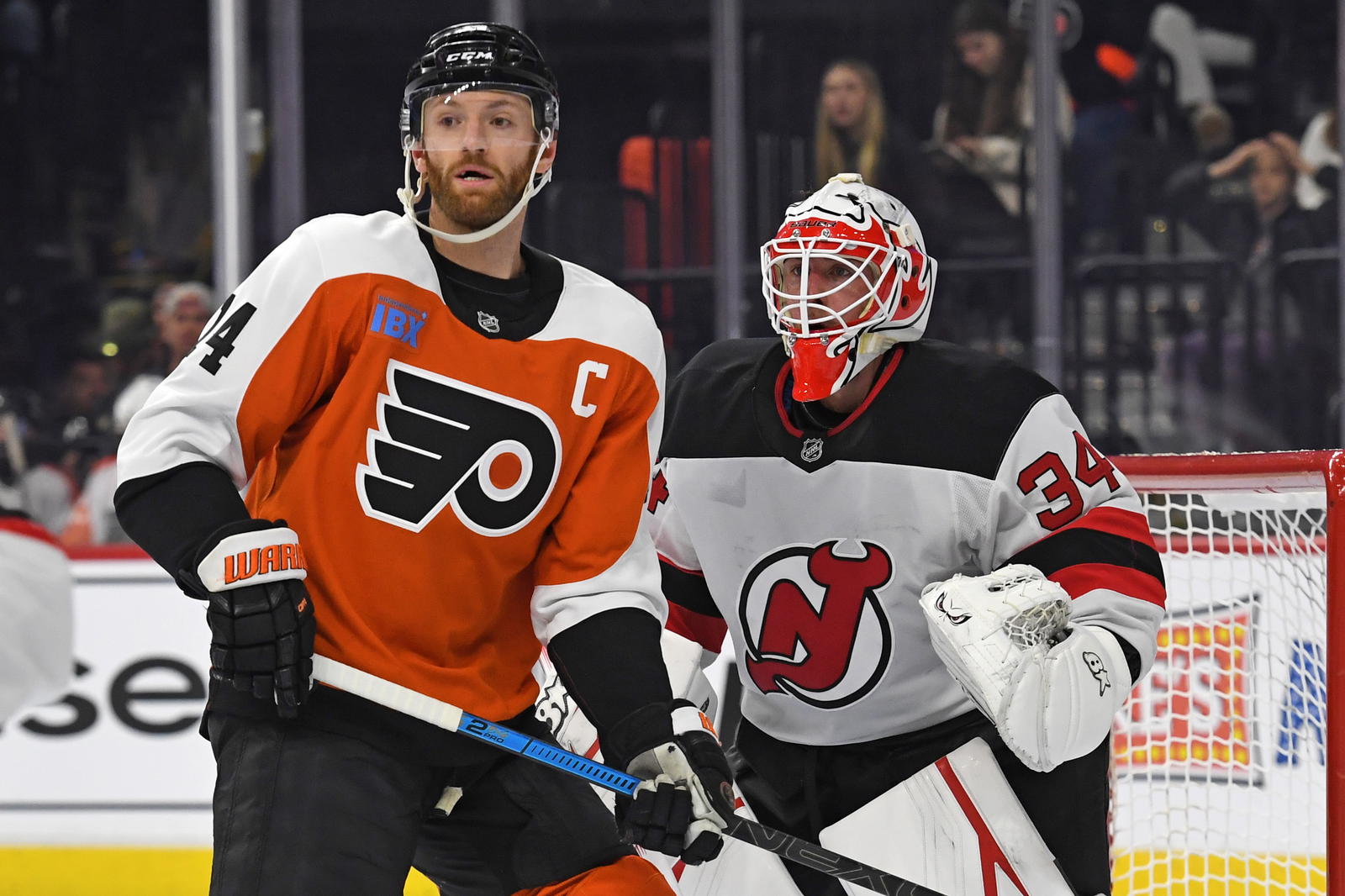 The Flyers need to pursue goalie options younger than Jake Allen. (Photo: Eric Hartline, Imagn Images)