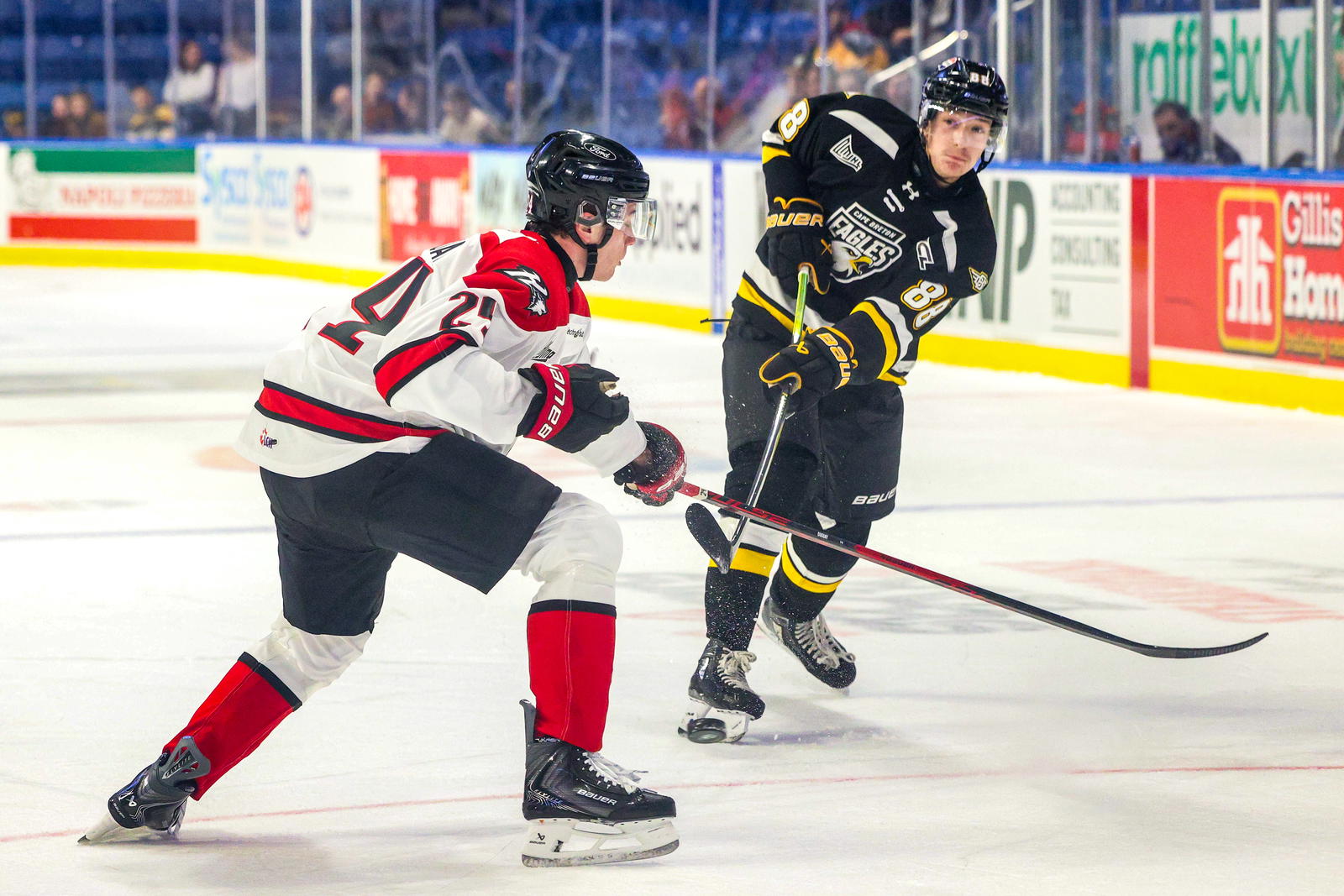Elliott Duguay defends a shot with the Rouyn-Noranda Huskies. (Photo: Shane Wilkie)