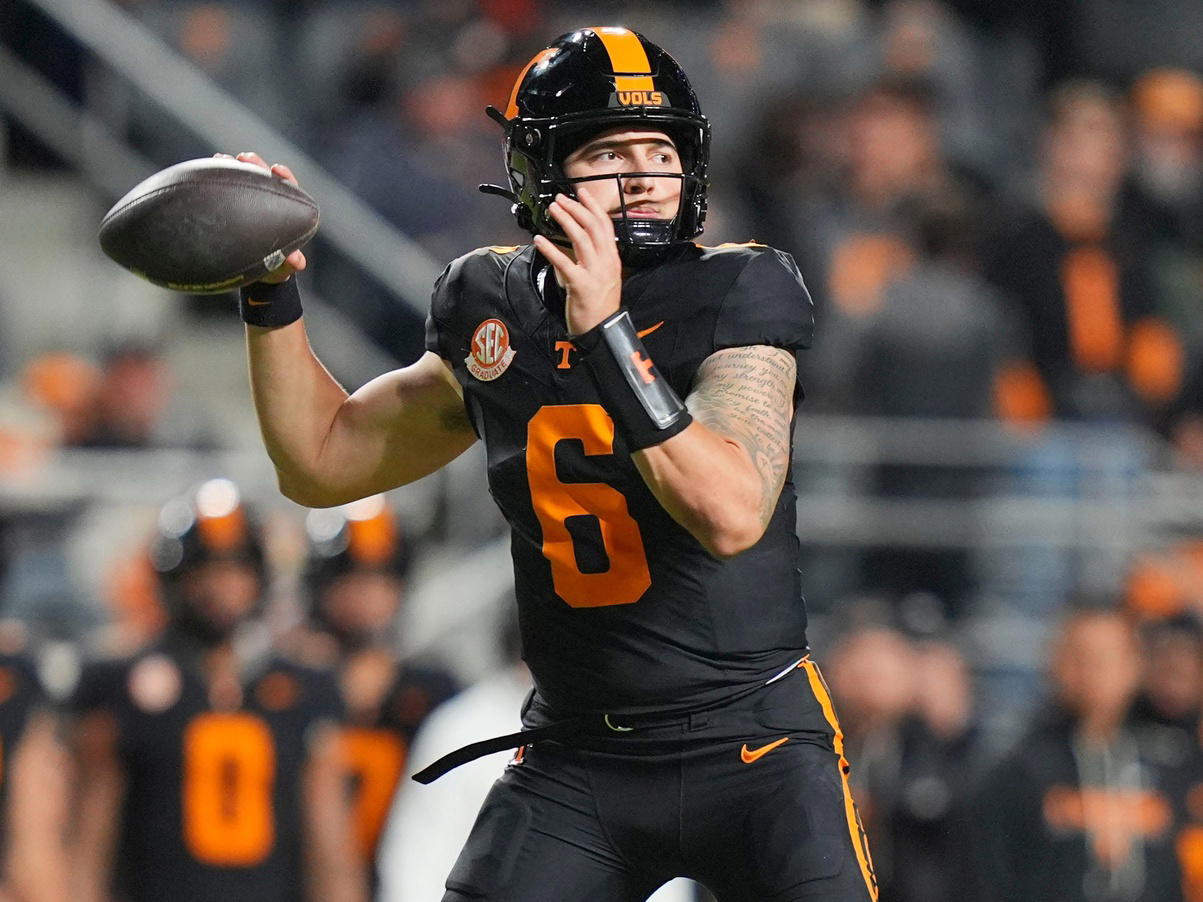 Tennessee quarterback Joey Aguilar (6) pulls back for the throw during an NCAA college football game against Oklahoma on November 1, 2025, in Knoxville, Tenn. (BRIANNA PACIORKA/Imagn Images)