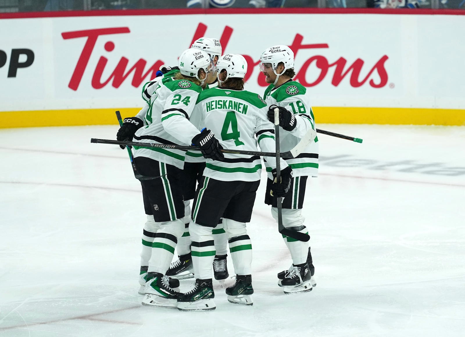 Jets Terlambat Reli Tapi Jatuh 5-4 ke Bintang di Pembuka Rumah