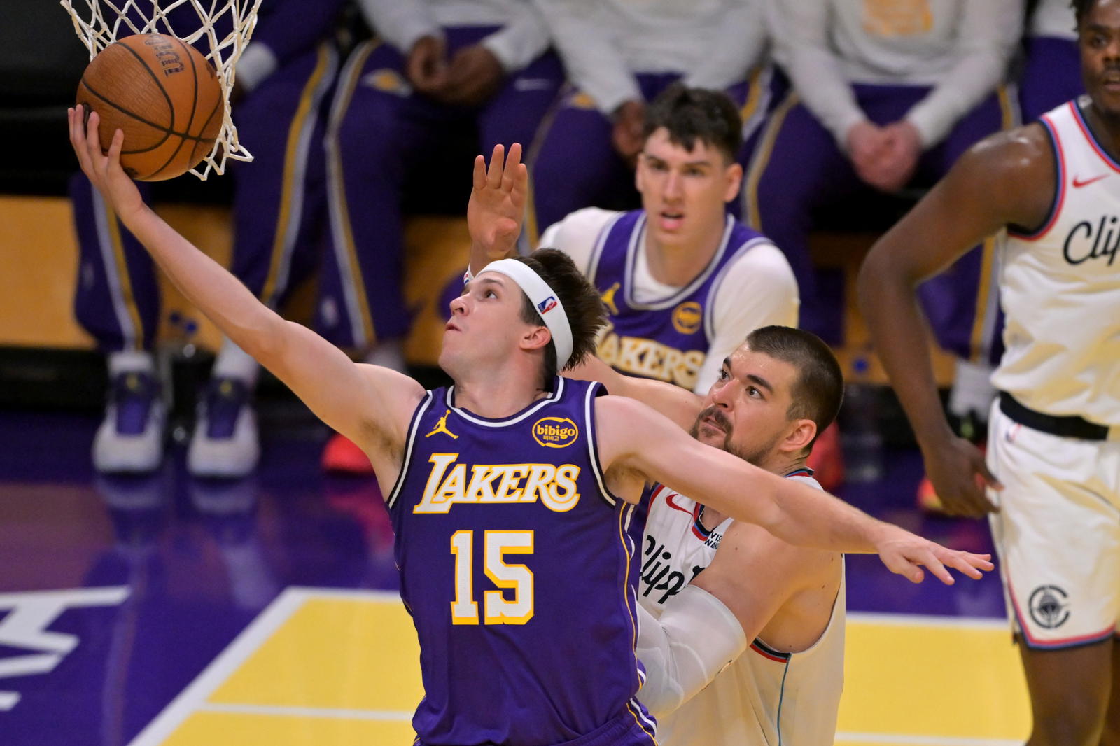 Los Angeles Lakers guard Austin Reaves (15) drives past Los Angeles Clippers center Ivica Zubac (40) in the second half at Crypto.com Arena.&nbsp;Jayne Kamin-Oncea-Imagn Images