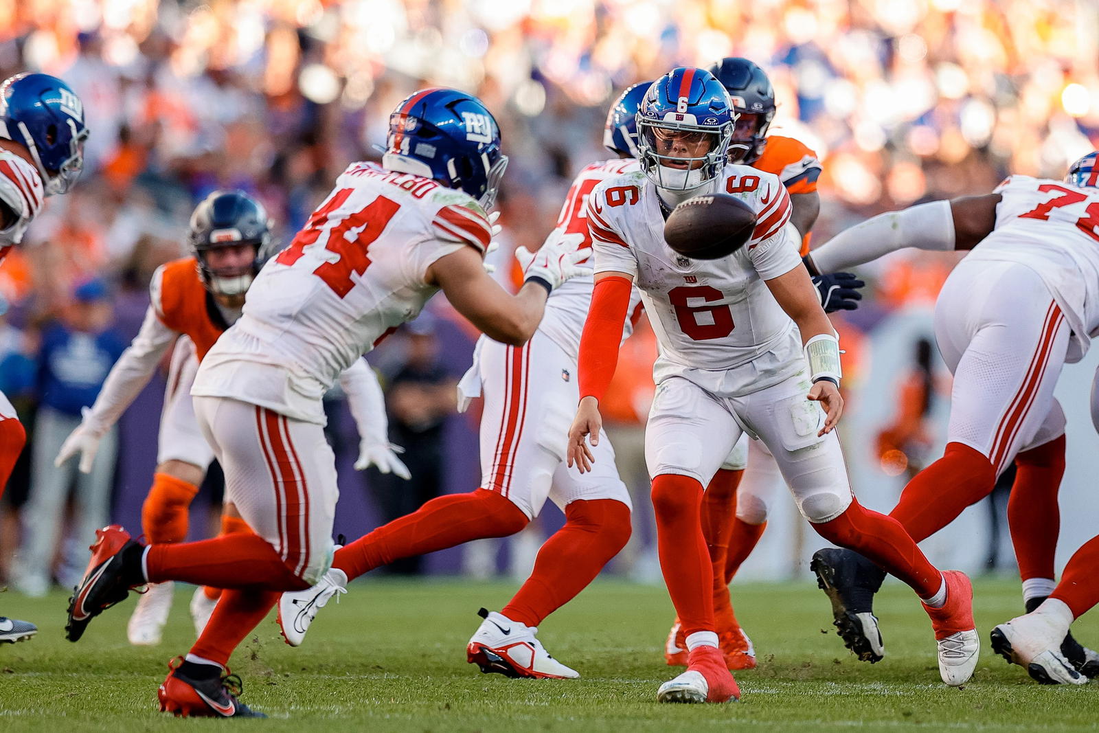 New York Giants quarterback Jaxson Dart pitches the ball to running back Cam Skattebo. Credit:&nbsp;Isaiah J. Downing-Imagn Images.