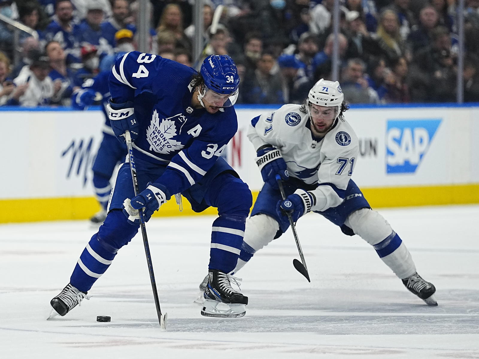 Auston Matthews (34) and Anthony Cirelli (71). Mandatory Credit: John E. Sokolowski-Imagn Images