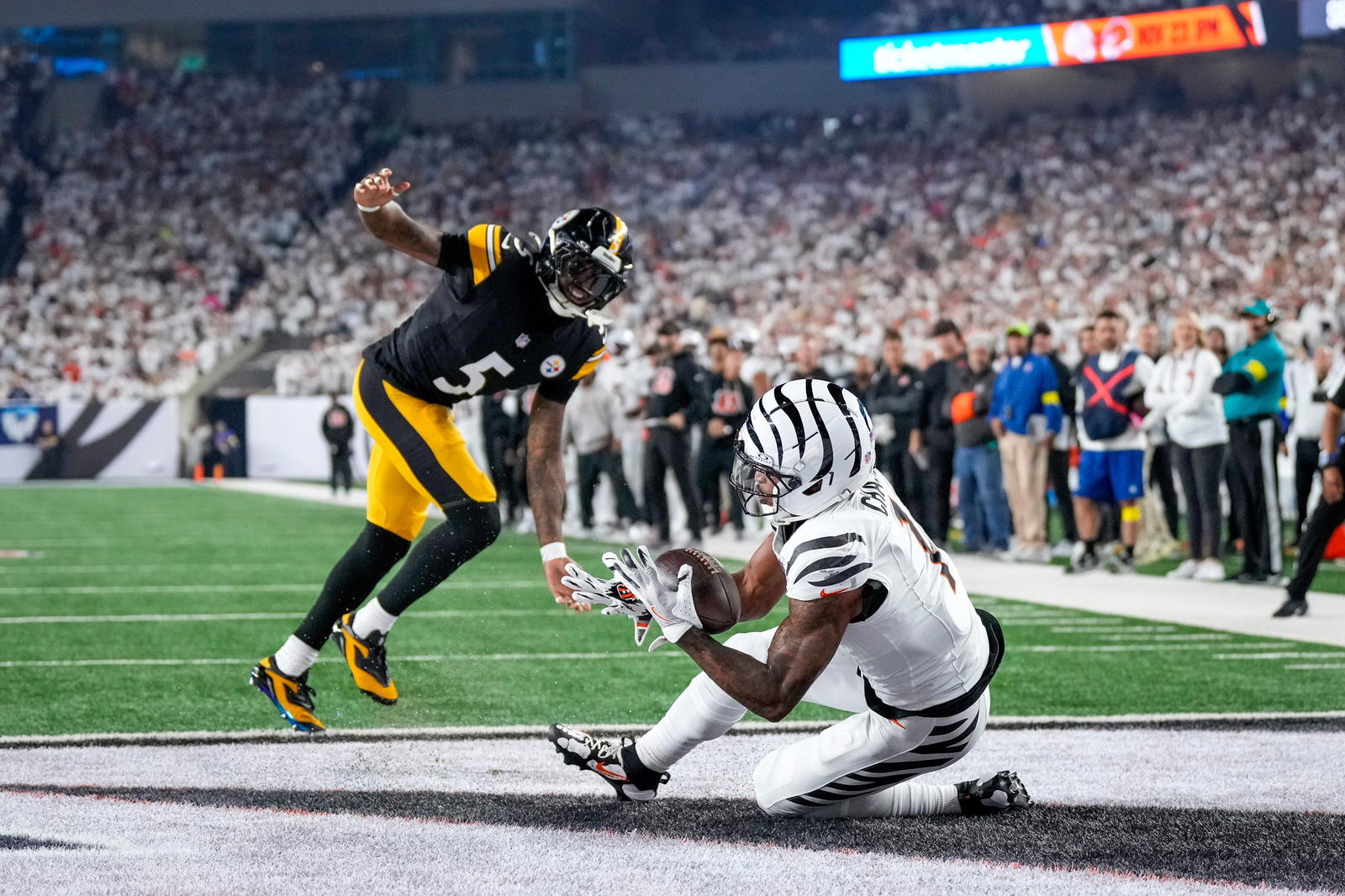 Pittsburgh Steelers cornerback tries to defend a touchdown pass to Cincinnati Bengals receiver Ja'Marr Chase. Credit:&nbsp;Sam Greene/The Enquirer / USA TODAY NETWORK via Imagn Images.