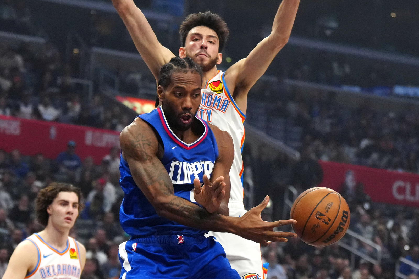 LA Clippers forward Kawhi Leonard (2) passes the ball against Oklahoma City Thunder forward Chet Holmgren (7) in the first half at Crypto.com Arena. Kirby Lee-Imagn Images