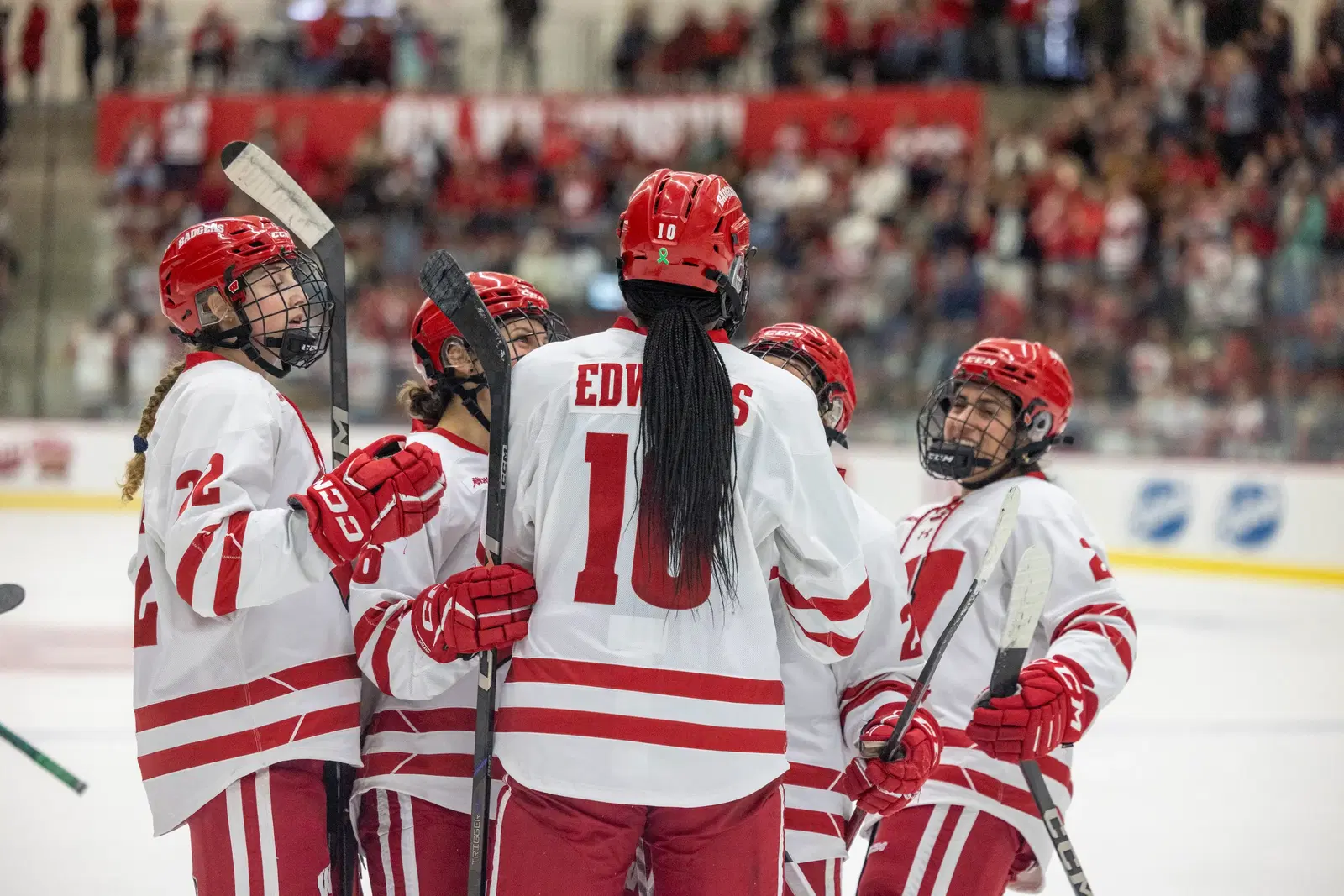 Laila Edwards and the Wisconsin Badgers - Photo @ Tom Lynn / Wisconsin