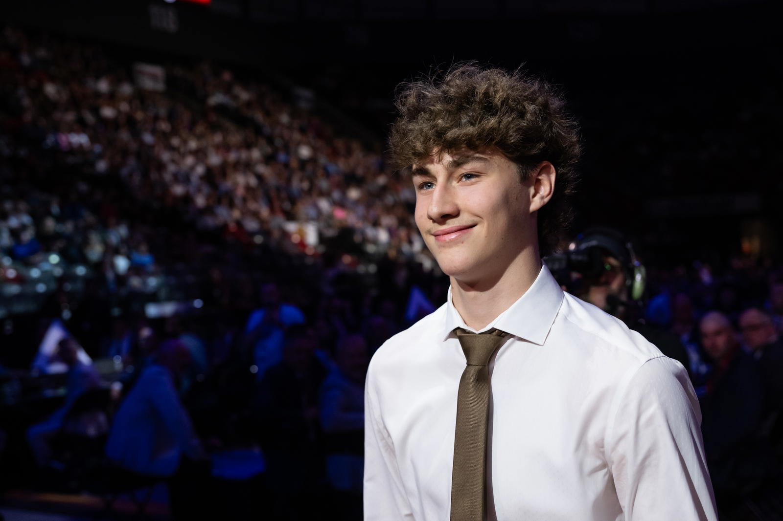 Maddox Dagenais walking to the stage after hearing his name get called first overall (Photo: Vincent Ethier/Quebec Remparts)