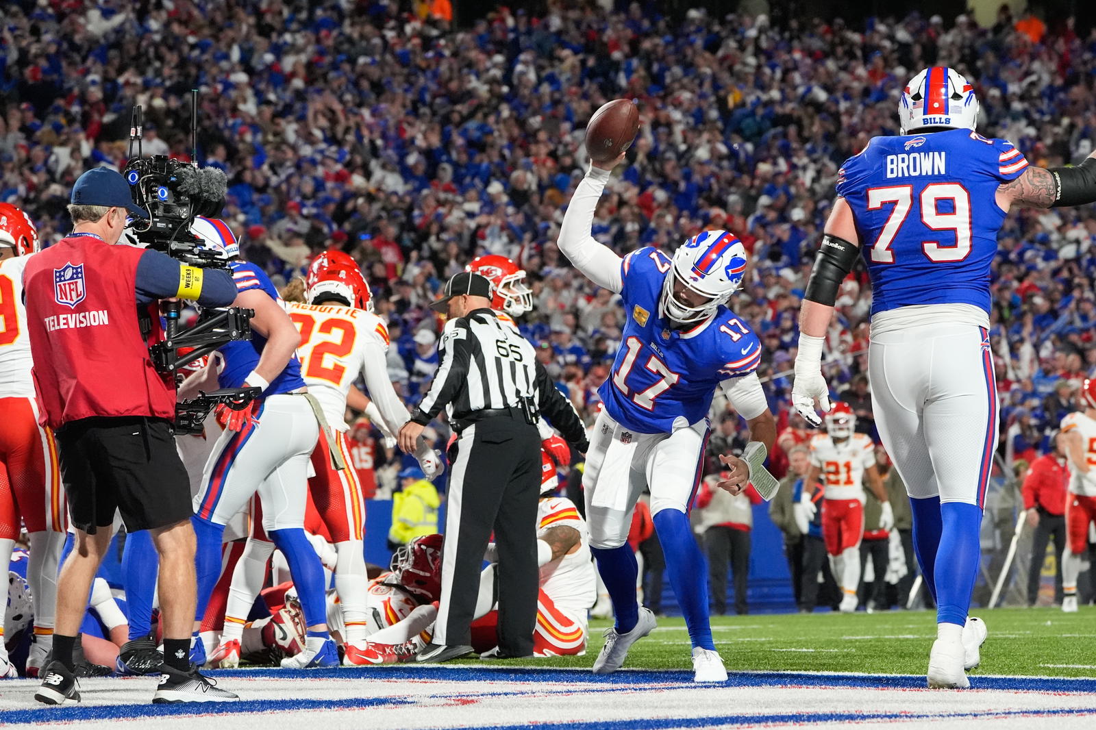 Bills Hold Off Chiefs, 28-21, as Josh Allen Again Outplays Patrick Mahomes