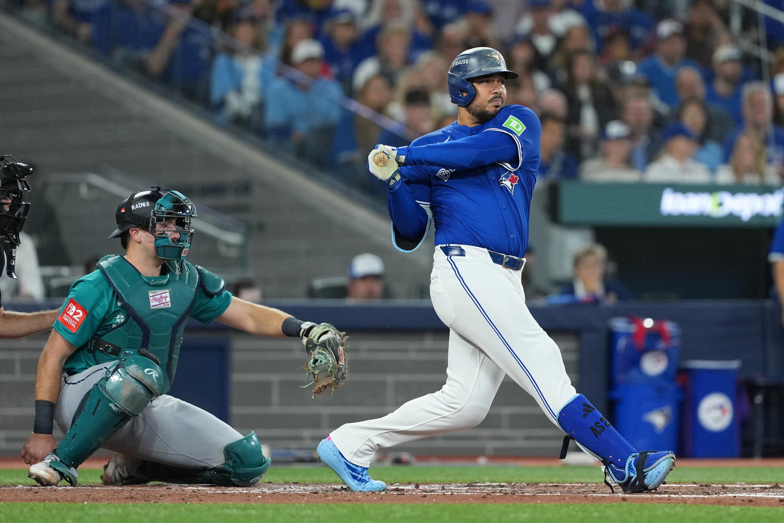 Toronto Blue Jays right fielder Anthony Santander (25) hits a single against the Seattle Mariners in the second inning during game one of the ALCS round for the 2025 MLB playoffs at Rogers Centre. Nick Turchiaro-Imagn Images