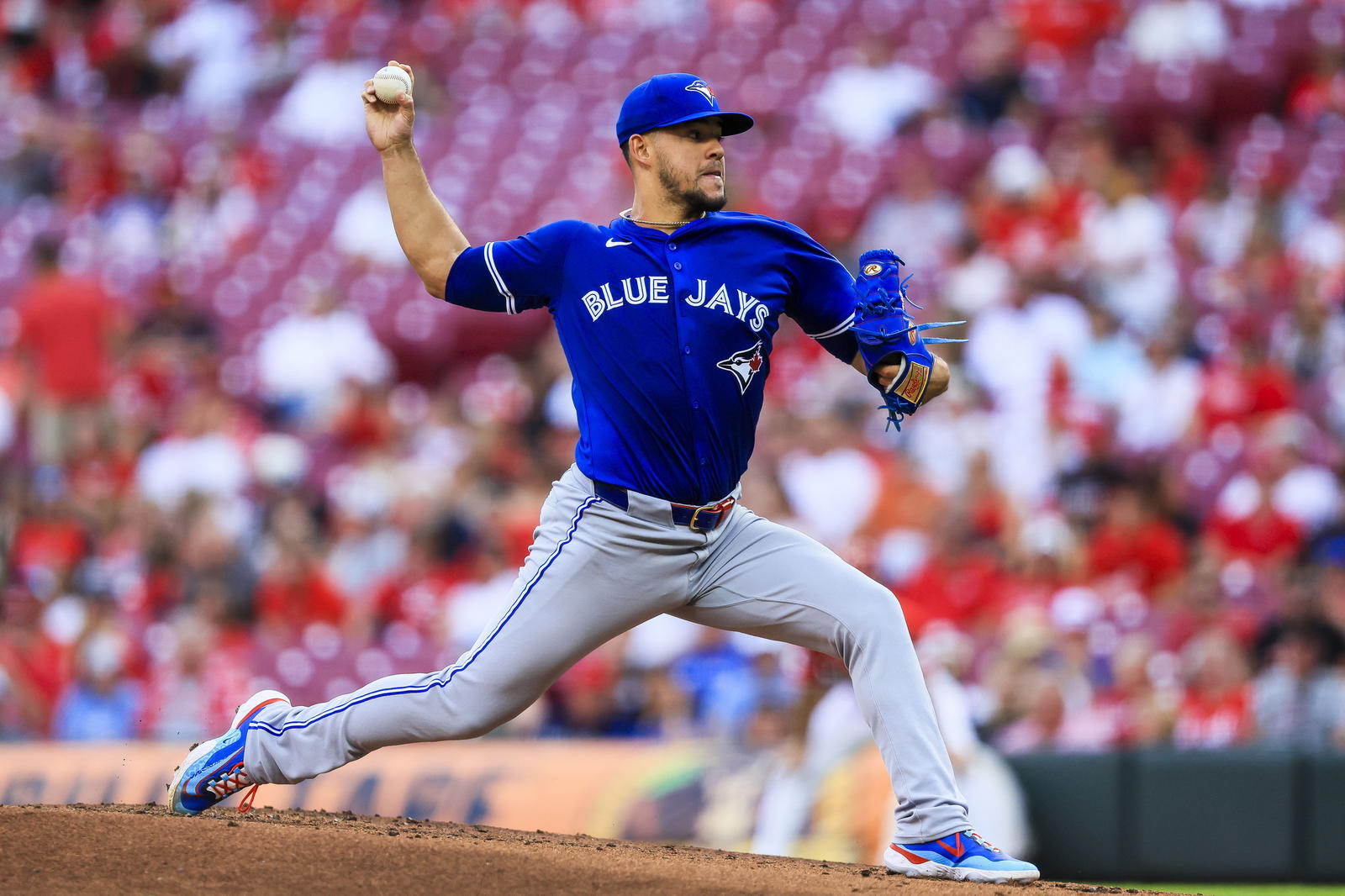 Toronto Blue Jays starting pitcher Jose Berrios (17) pitches against the Cincinnati Reds in the first inning at Great American Ball Park. Katie Stratman-Imagn Images