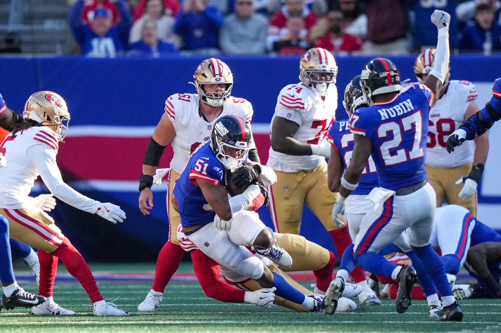 New York Giants edge rusher Abdul Carter recovers a fumble. Credit:&nbsp;Robert Deutsch-Imagn Images.