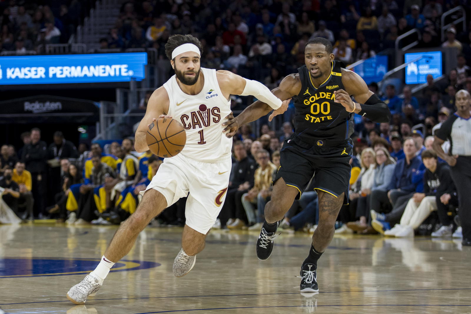 Cleveland Cavaliers guard Max Strus (1) drives past Golden State Warriors forward Jonathan Kuminga (00) during the fourth quarter at Chase Center. John Hefti-Imagn Images