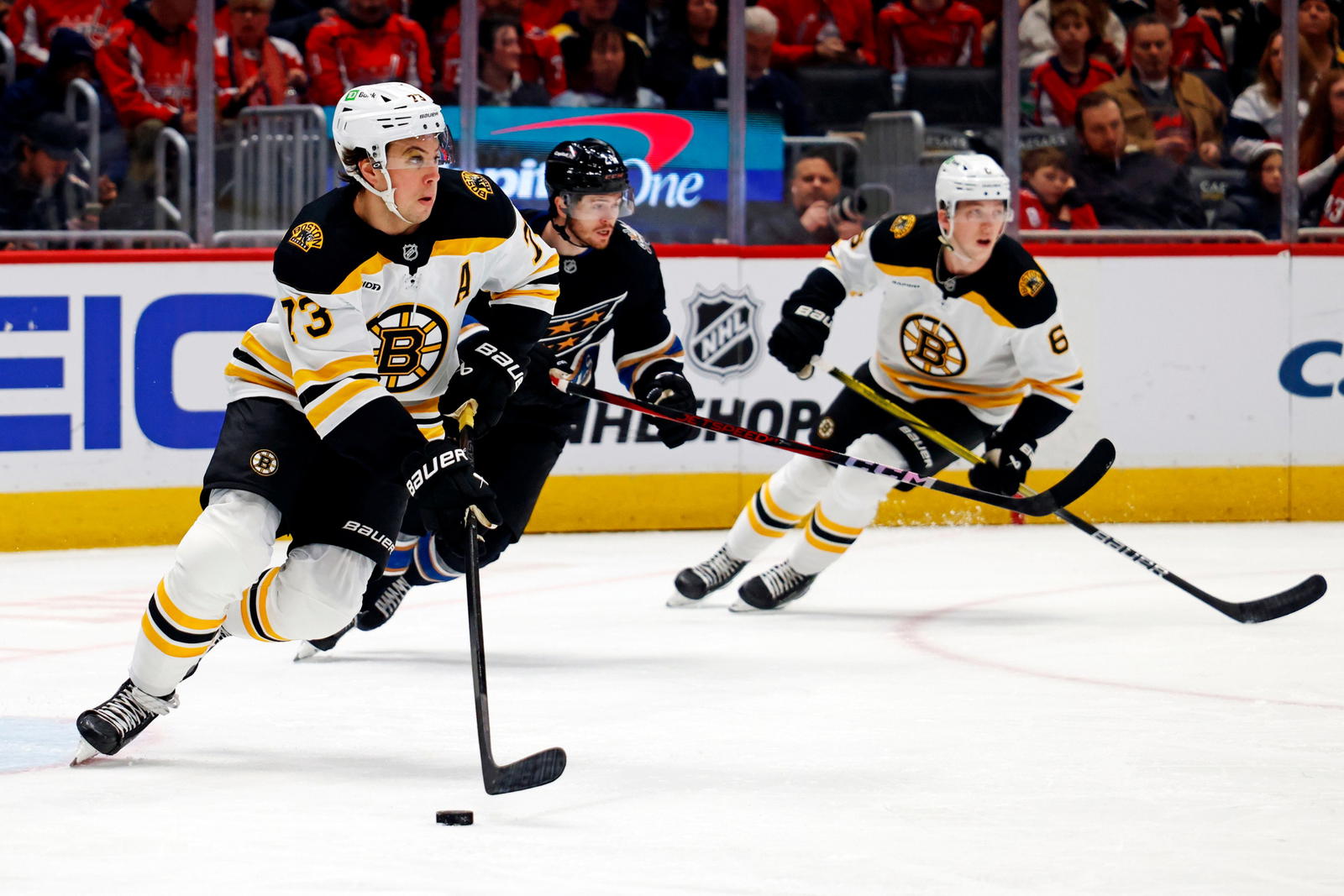 Charlie McAvoy & Mason Lohrei (© Peter Casey-Imagn Images)