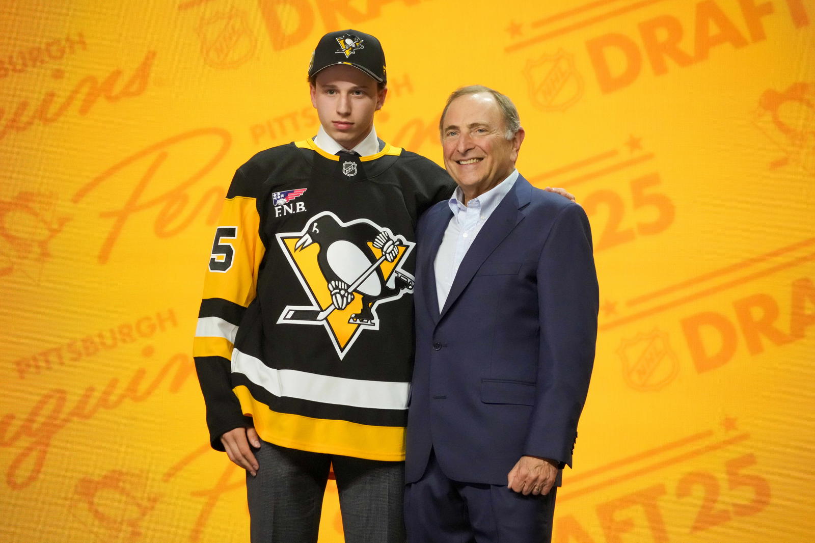 27 de junio de 2025; Los Ángeles, California, Estados Unidos; Benjamin Kindel Pittsburg ha sido seleccionado como la 11ª selección general en la primera ronda del Draft de la NHL 2025 en el Teatro Picke cerca de Penguins. Crédito obligatorio