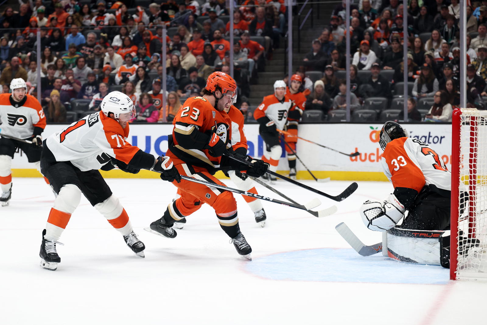 Free agent Ducks center Mason McTavish is still a Flyers trade option. (Photo: Kiyoshi Mio, Imagn Images)