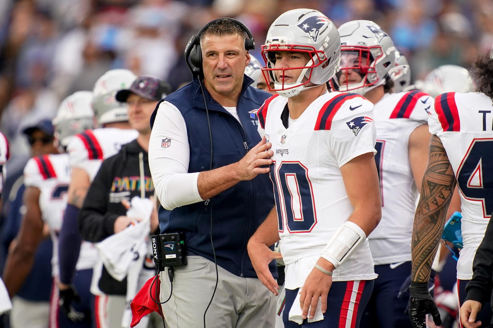 New England Patriots coach Mike Vrabel with quarterback Drake Maye. Credit: Andrew Nelles / The Tennessean / USA TODAY NETWORK via Imagn Images.
