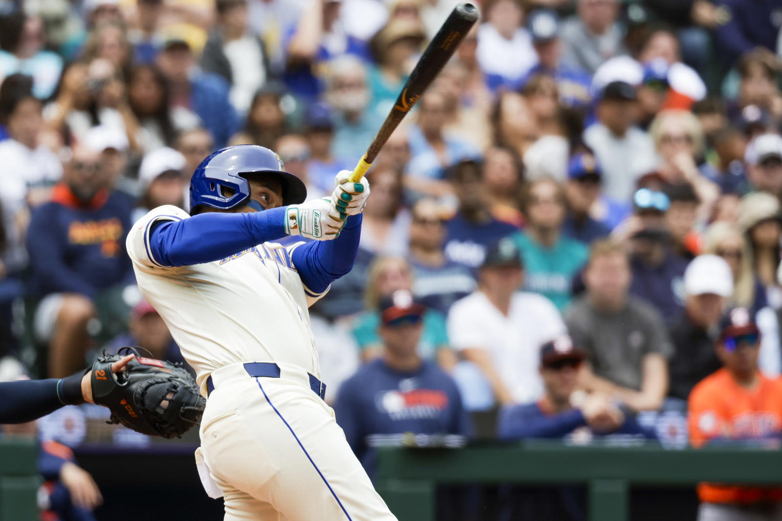 Seattle Mariners second baseman Jorge Polanco (7) hits a two-run single against the Houston Astros during the third inning at T-Mobile Park. Joe Nicholson-Imagn Images