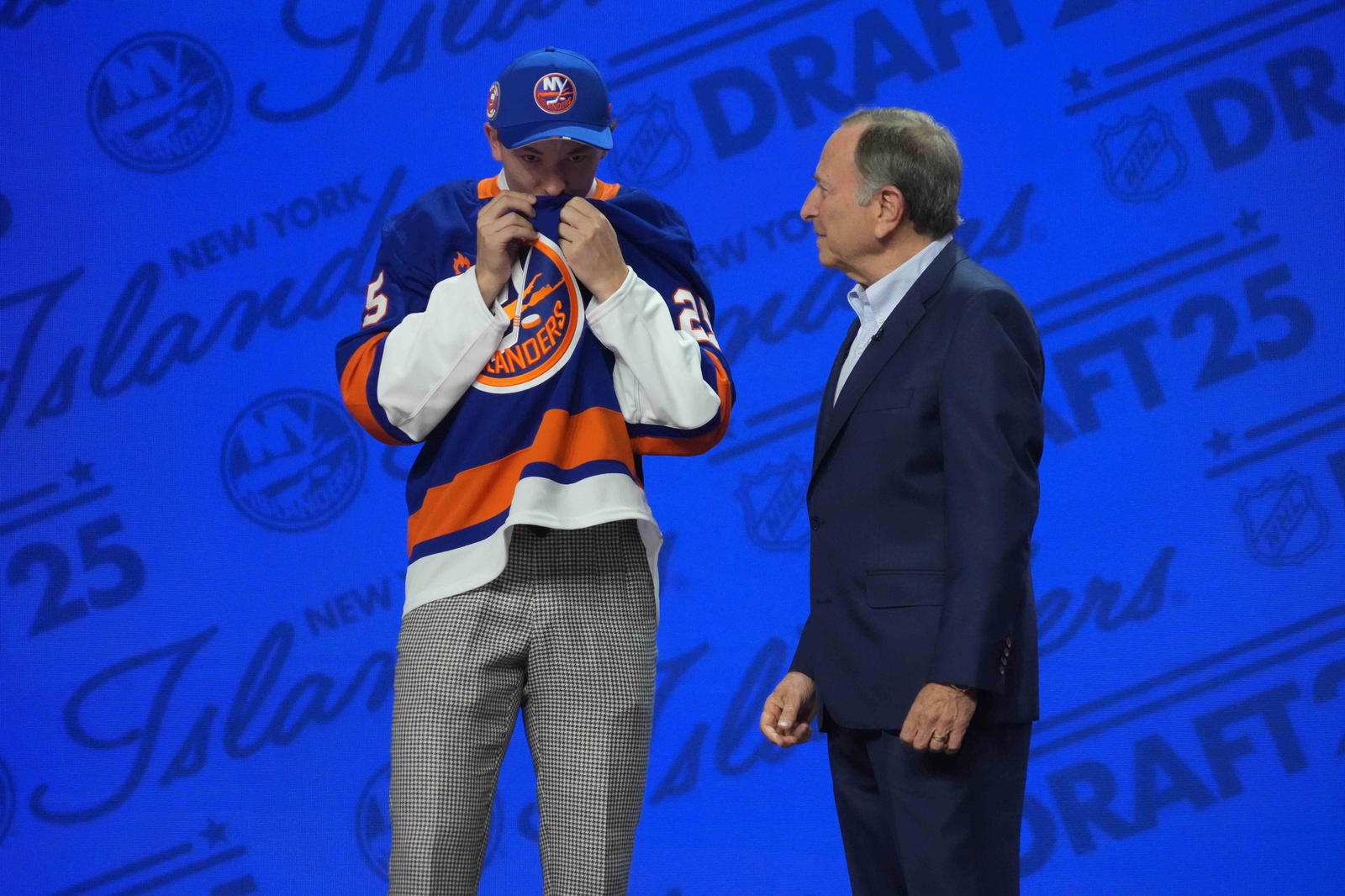 Matthew Schaefer and Gary Bettman (Kirby Lee-Imagn Images)