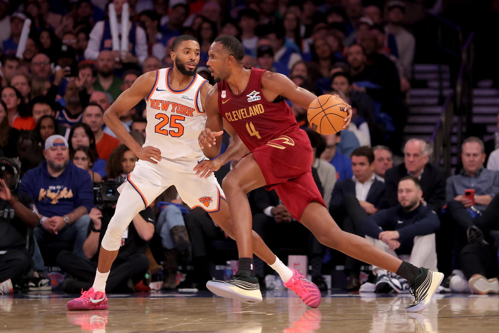 Cleveland Cavaliers center Evan Mobley (4) controls the ball against New York Knicks guard Mikal Bridges © Brad Penner-Imagn Images