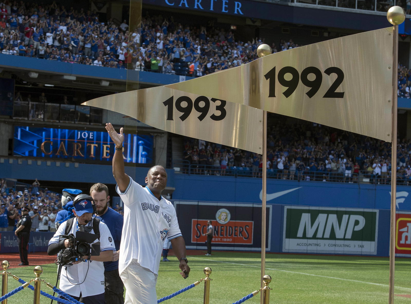 Former Toronto Blue Jays Joe Carter acknowledges the crowd during a pre game ceremony to honor Back to Back World Series wins in 1992 and 1993 before a game against the Tampa Bay Rays at Rogers Centre. Nick Turchiaro-Imagn Images