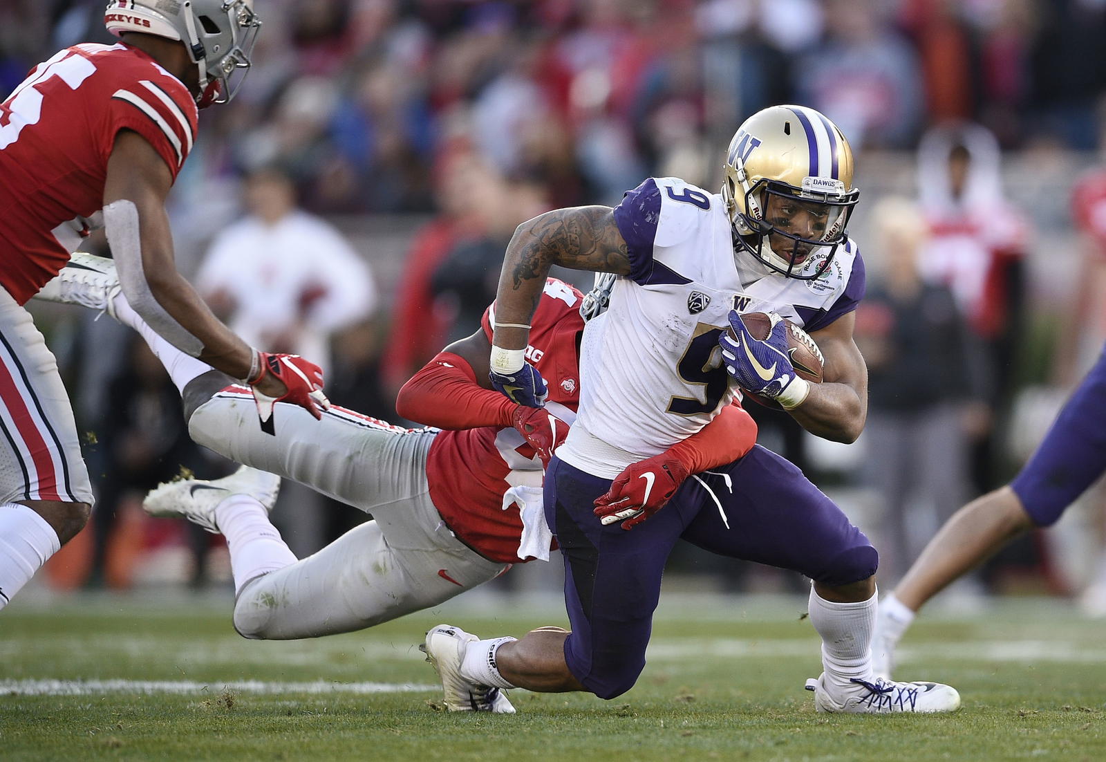 Washington Huskies running back Myles Gaskin (9) runs against Ohio State Buckeyes safety Jordan Fuller (4) in the third quarter in the 2019 Rose Bowl at Rose Bowl Stadium. Kelvin Kuo-Imagn Images