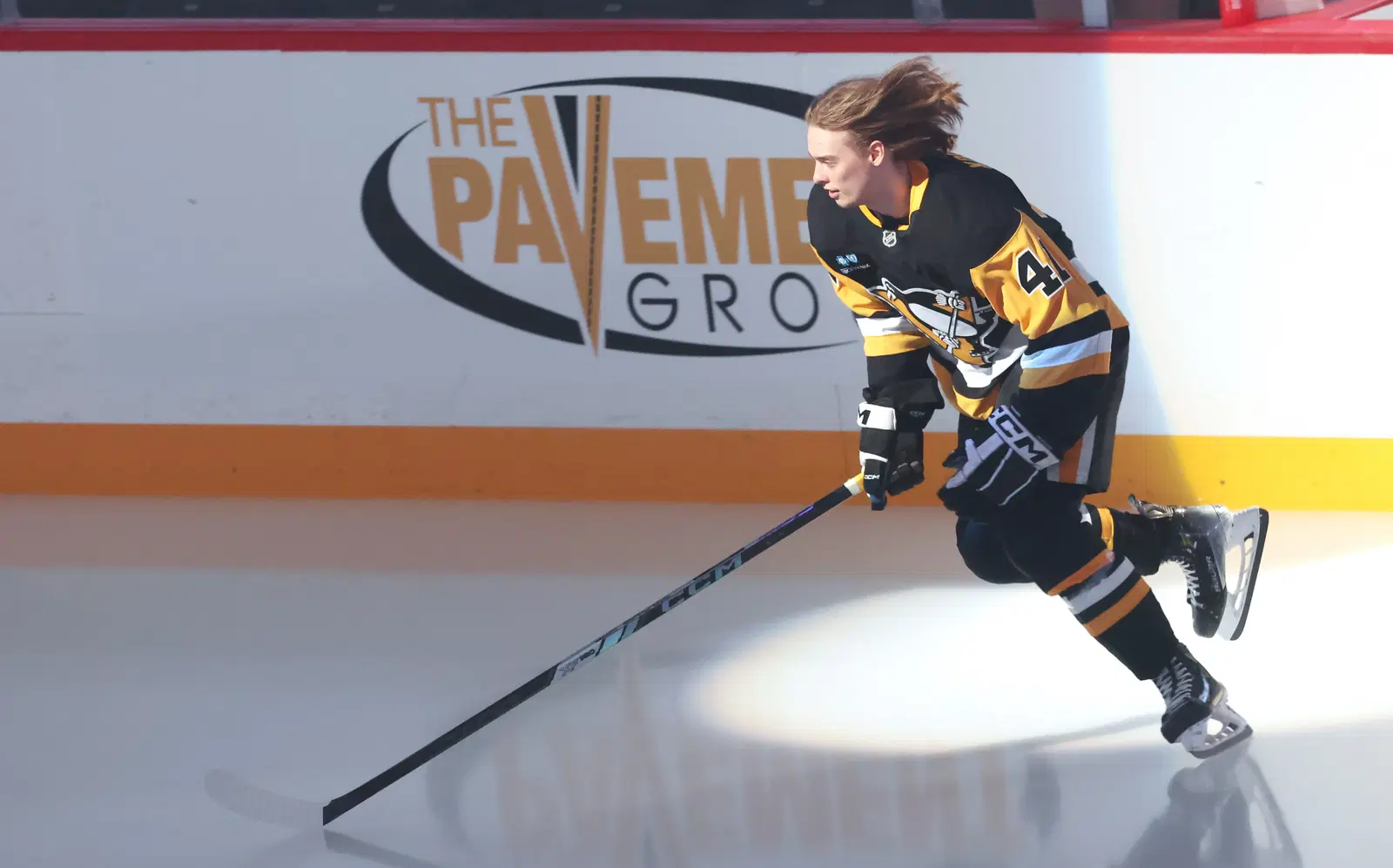 Pittsburgh Penguins prospect Ville Koivunen undoubtedly left a strong first impression with the NHL club this past season. In eight games with Pittsburgh to finish the year, the 22-year-old forward recorded seven assists. This included ending the season on a five-game point streak, where he recorded six helpers over that span.
