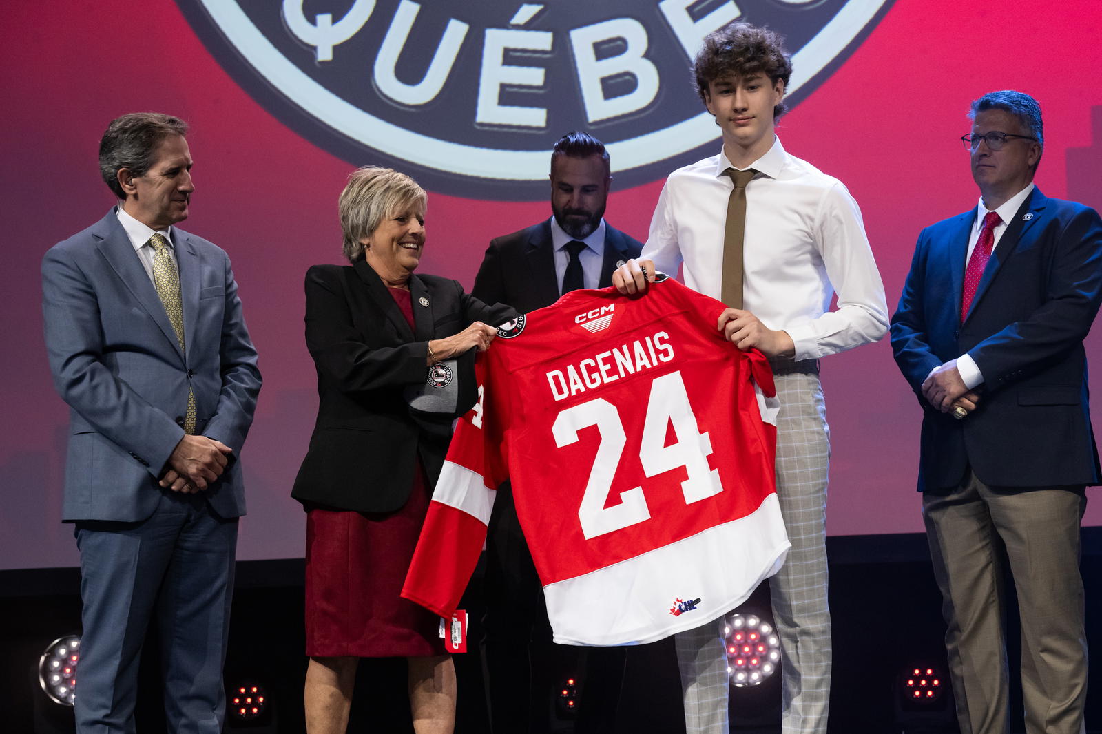 Maddox Dagenais being selected at the 2024 QMJHL draft (Photo: Vincent Ethier/Quebec Remparts)